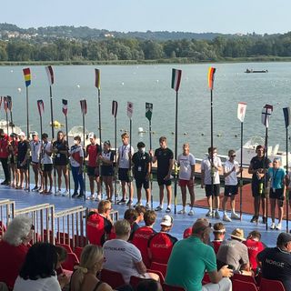 VIDEO. Le bandiere di 62 nazioni sui remi, la torcia iridata accesa nel lago più bello di un mare: il mondo rema a Varese