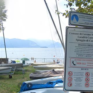 Il cartello sulla spiaggia di Cerro di Laveno con alcune traduzioni errate, sulla falsariga di quello che era stato posizionato alla Schiranna e che è stato già coperto, prima di essere sostituito (sotto nella gallery)