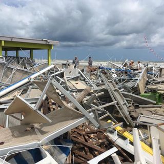 Uno degli stabilimenti balneari devastati dalla tromba d'aria (foto dalla pagina Facebook del gruppo Cooperativa Bagnini Spiagge di Cervia)