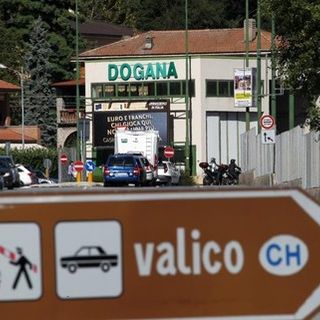 Ticinesi respinti alla dogana: volevano fare la spesa in Italia ma erano sprovvisti di Green Pass