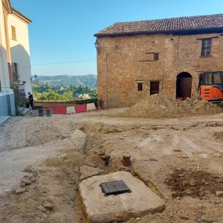 Ilenia e Carlo, questo matrimonio s'ha da fare. Ma l'ostacolo al giorno più bello è un cantiere davanti alla chiesa