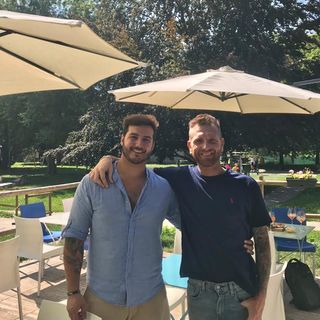 Lorenzo Galli, a destra, con il responsabile del chiosco Daniel Comacchio