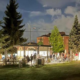 Il chiosco Cill del parco Mantegazza a Varese immerso nella magia della sera