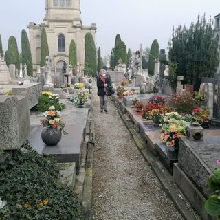 Chiusa dentro al cimitero, nessuno risponde al citofono di emergenza. Esposito: «Non è il primo caso, il comune controlli»