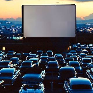 MOVIEMENT VILLAGE. «Non potete venire al cinema? Vi portiamo il grande schermo all'aperto per tutta l'estate»
