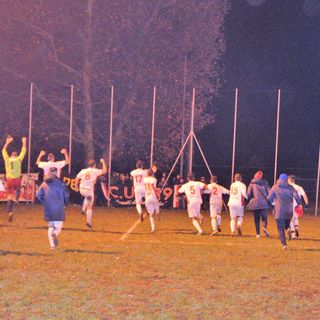 La corsa dei biancorossi sotto la curva dopo il 4-1 al Casbeno nella foto di Ezio Macchi