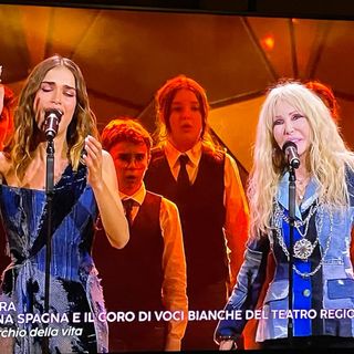 Clara duetta con Ivana Spagna sul palco di Sanremo. Fischi dall'Ariston a Geolier con il medley “Strade” che trionfa nella serata dei duetti