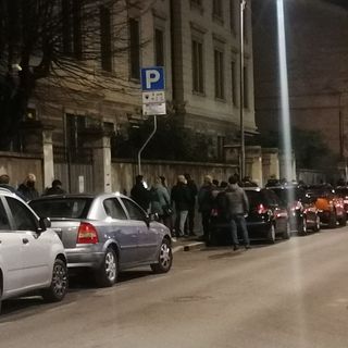 L'OPINIONE. E se in quella fila per il cibo sui marciapiedi di Varese un giorno ci trovassimo anche noi?