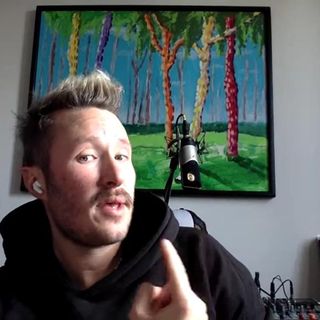 Il "Colonnello" non se ne sta con le mani in mano: musica giusta, sindaco, infermieri e storie di giovani in diretta sulla web radio di Morazzone