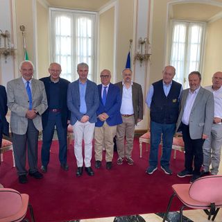 Il sindaco Galimberti con alcuni degli esperti del comitato "Varese in salute"