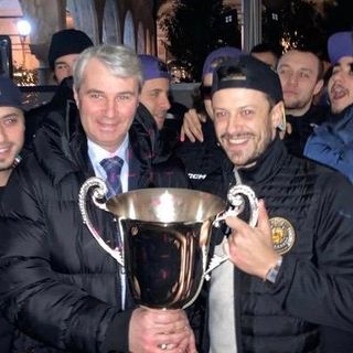 Il sindaco Davide Galimberti, il capitano dei Mastini Andrea Vanetti e il presidente Carlo Bino con la Coppa Italia alla festa di stasera al Broletto