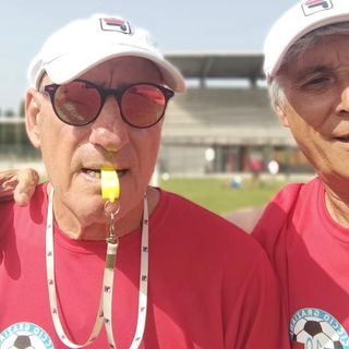 Copparoni con Ciccio Graziani e, sotto in gallery, nelle foto concesse da Vito de Lorentiis  che ringraziamo: nella prima in alto a sinistra è con la nazionale miliare azzurra, nella seconda è il primo a sinistra accosciato (de Lorentiis il quarto) ad Atene, nella terza subisce il rigore dello stesso ex calciatore biancorosso in Varese-Cagliari 1-0