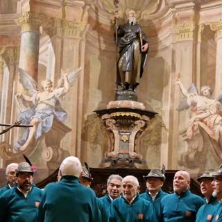 FOTO. Fuori il gelo, dentro il calore della voce e del cuore: il concerto di Natale degli alpini varesini emoziona alla chiesa della Motta