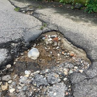 Uno dei crateri disseminati a Bizzozero, in questo caso in via Nabresina