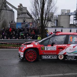 Crugnola accende lo spettacolo al 32° Rally dei Laghi. Ma a vincere è già una folla incredibile