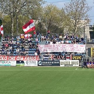 &quot;Agli errori si può rimediare, c'è una città da riconquistare&quot; scrivono gli ultrà sullo striscione prima del via