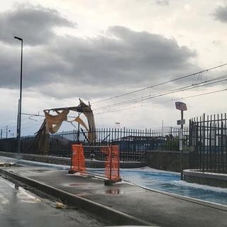 Maltempo in Liguria, cabine dei bagni finiscono sui binari: interrotta la linea ferroviaria tra Chiavari e Sestri Levante