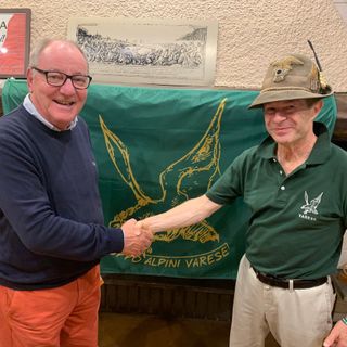 Marco Dal Fior in rappresentanza della Casa di Paolo e il capogruppo degli Alpini varesini Antonio Verdelli ieri sera alla presentazione della Festa della Montagna 2021