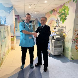 Un Cavaliere di Gran Croce in visita all'ospedale Del Ponte per ringraziare i professionisti di Asst Sette Laghi