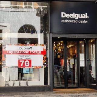 Chiude Desigual, un altro negozio lascia il centro di Varese
