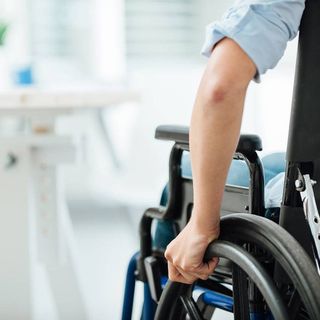 Varese: movida (e non solo) vietata ai disabili. «Abbiamo girato 10 locali senza trovare un bagno accessibile»