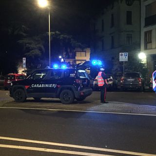 Passeggero senza biglietto esagitato, il pullman non parte: per sedare la lite servono i carabinieri