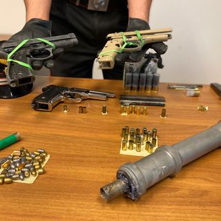 Spara in aria per intimidire il padre della compagna: in casa i carabinieri trovano un laboratorio di armi artigianali