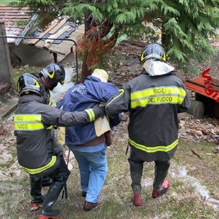 VIDEO. Nuova tempesta d'acqua: a Castelveccana i vigili del fuoco salvano due persone dalla casa invasa dal fango
