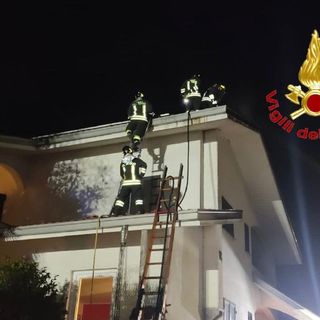 Incendio nella notte, intervento dei vigili del fuoco a Olgiate Olona
