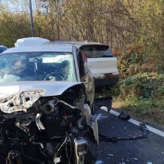 FOTO. Scontro fra tre auto a Taino, una finisce nel bosco