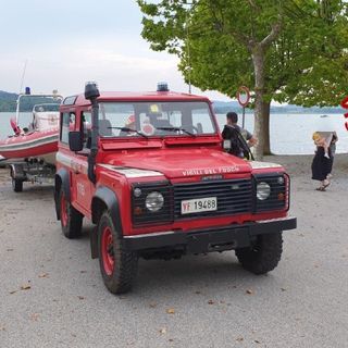 Restano incagliati tra le acque del lago di Varese: due persone soccorse dai vigili del fuoco