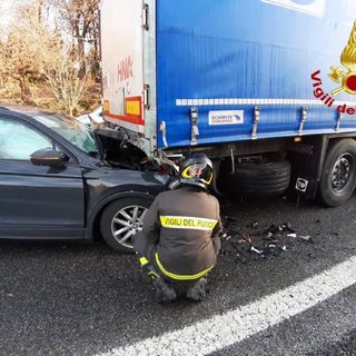 Carambola sulla superstrada Vergiate-Besozzo: si scontrano due auto e un camion