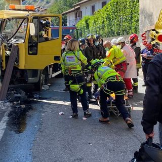 FOTO. Si schianta con il carro attrezzi contro un muro: grave il conducente FOTO. Si schianta con il carro attrezzi contro un muro: grave il conducente
