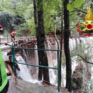 Le ricerche dell'uomo disperso dall'elicottero dei vigili del fuoco