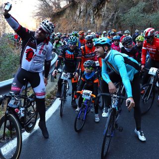 GALLERIA FOTOGRAFICA. L'abbraccio di 1300 cuori ai genitori di Scarponi: il volto più bello della "Pedala coi Campioni"