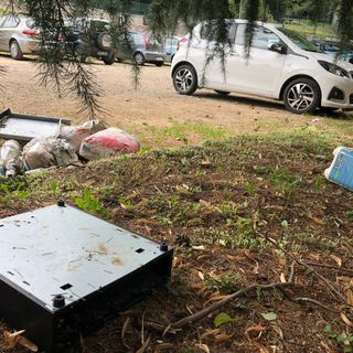 Villa Toeplitz ferita dall'inciviltà: nel parcheggio una discarica tra plastica, pannolini e preservativi