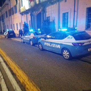 Cittadinanza onoraria a Liliana Segre, militanti della Do.Ra. si presentano in Consiglio: a Palazzo Estense arrivano polizia e carabinieri