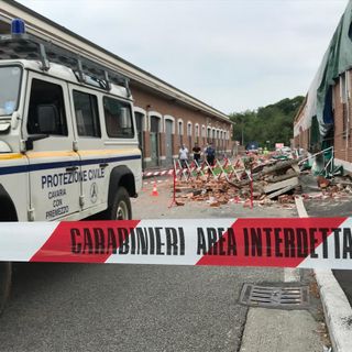 In alto: il luogo del crollo. In basso: il sindaco questa mattina sul luogo della tragedia