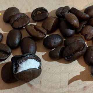 La cocaina era nascosta nei chicchi di caffè. Il trucco scoperto dalla Guardia di Finanza di Malpensa