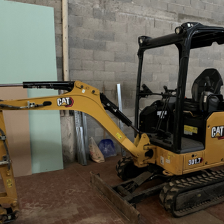 La polizia di Busto scopre un deposito di veicoli rubati: denunciato un uomo