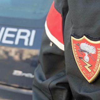 Spaccate ai danni di due negozi di Saronno, preso un giovane: a tradirlo lo zainetto