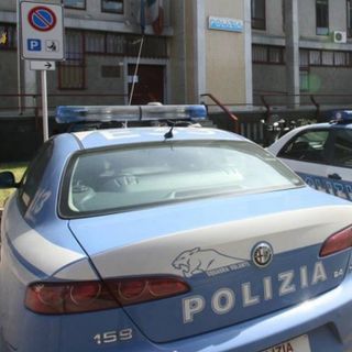 La polizia ferma un'auto nella notte: passeggero con coca e una spranga di ferro, il conducente senza patente