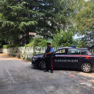 Droga nei boschi della Valganna, pusher in manette. A tradirlo il cellulare con cui gestiva lo spaccio