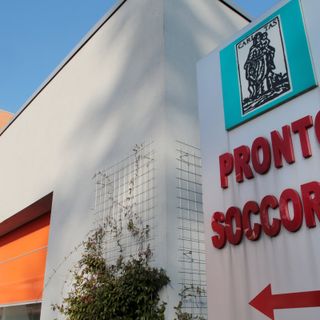 Varese, scontro tra un'auto e una moto: soccorso un ragazzo di 19 anni davanti a scuola