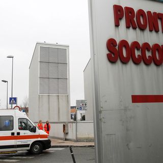 Schianto sulla provinciale tra Sesto Calende e Angera: ancora in Rianimazione il motociclista ferito