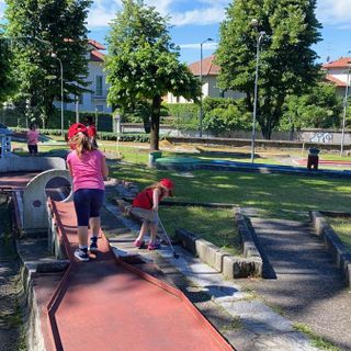 Riapre lo storico Minigolf di Villa Mirabello: da oggi si va in buca in sicurezza