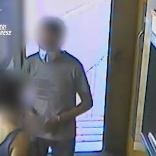 Con il volto coperto dalla mascherina e coltello in pugno rapina una ragazza al bancomat: arrestato (GUARDA IL VIDEO)