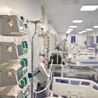 La proposta choc dalla Svizzera sul Coronavirus: «Niente terapia intensiva per chi non rispetta le regole»