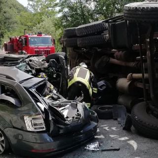 Camion si ribalta e centra in pieno le auto in sosta: paura sulla statale della Valganna
