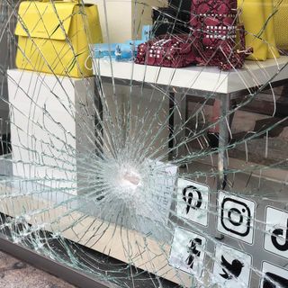 Presa a mazzate la vetrina della Valigeria Ambrosetti: tentato furto o vandalismo? «In ogni caso l'amarezza è grande»